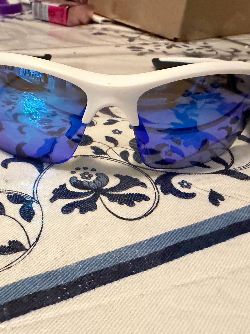 White Sports Sunglasses with Blue Mirrored Lenses NWT By Foster Grant